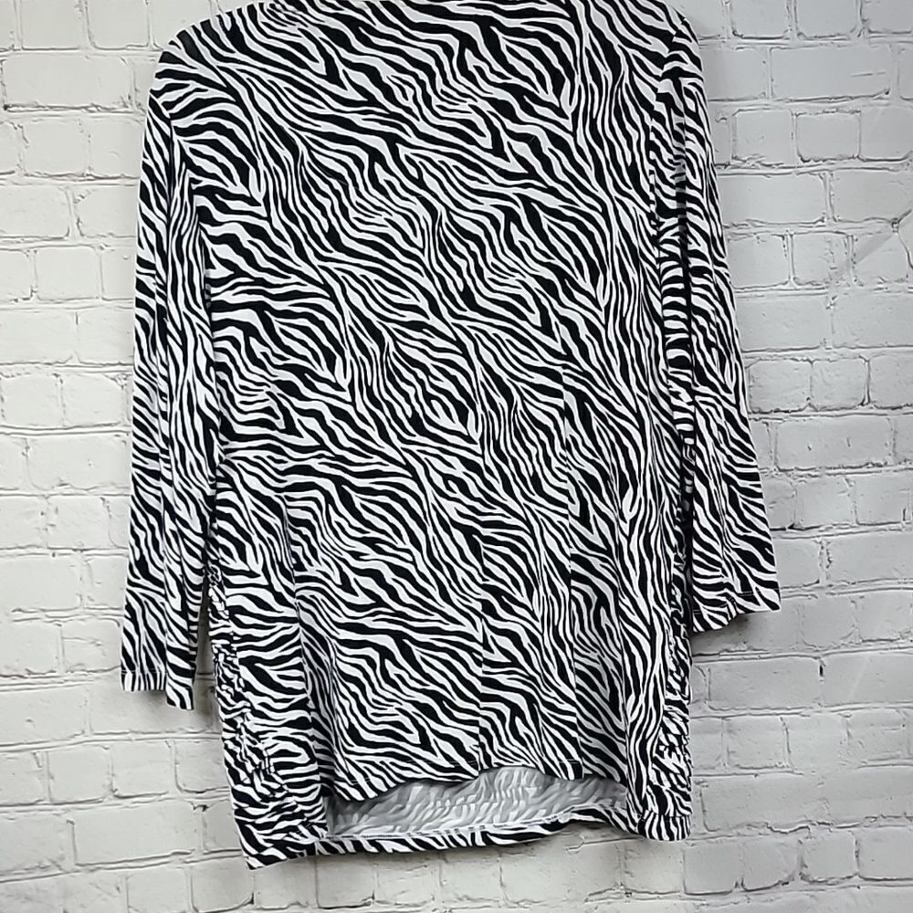 Chico's Zebra Print Ruched Stretch Knit 3/4 Sleeve Top Black White Size 2 Blouse - Picture 7 of 8